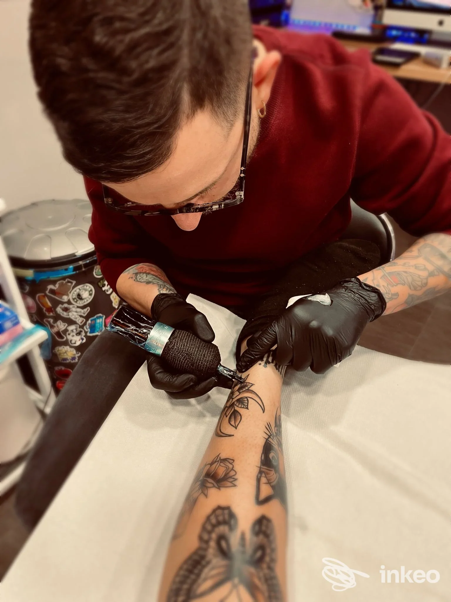 Tatuatore all'opera sull'avambraccio di un cliente presso Jack Polizzi Tattoo studio a Montelepre.