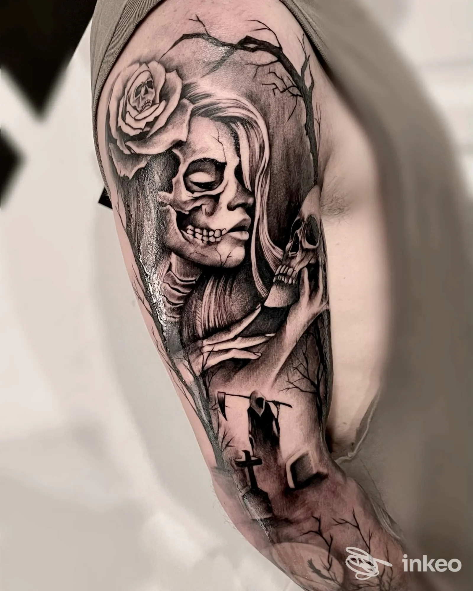 Tatuaggio realistico in bianco e nero raffigurante figura scheletrica su braccio superiore. Jack Polizzi Tattoo studio, Montelepre.
