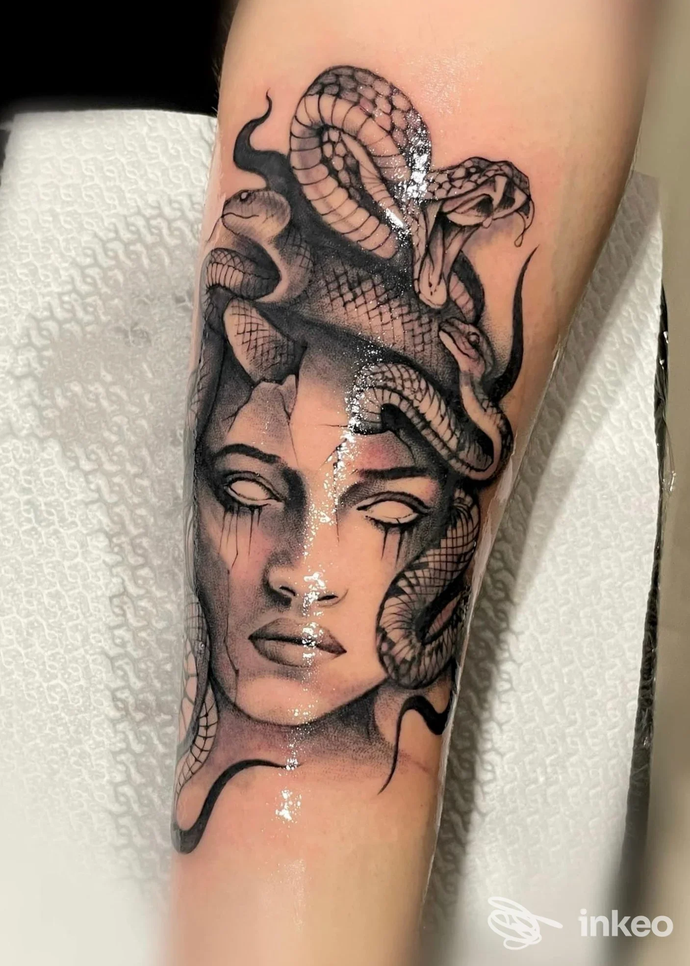Tatuaggio ritratto femminile e serpenti su avambraccio, realizzato presso Jack Polizzi Tattoo studio a Montelepre.