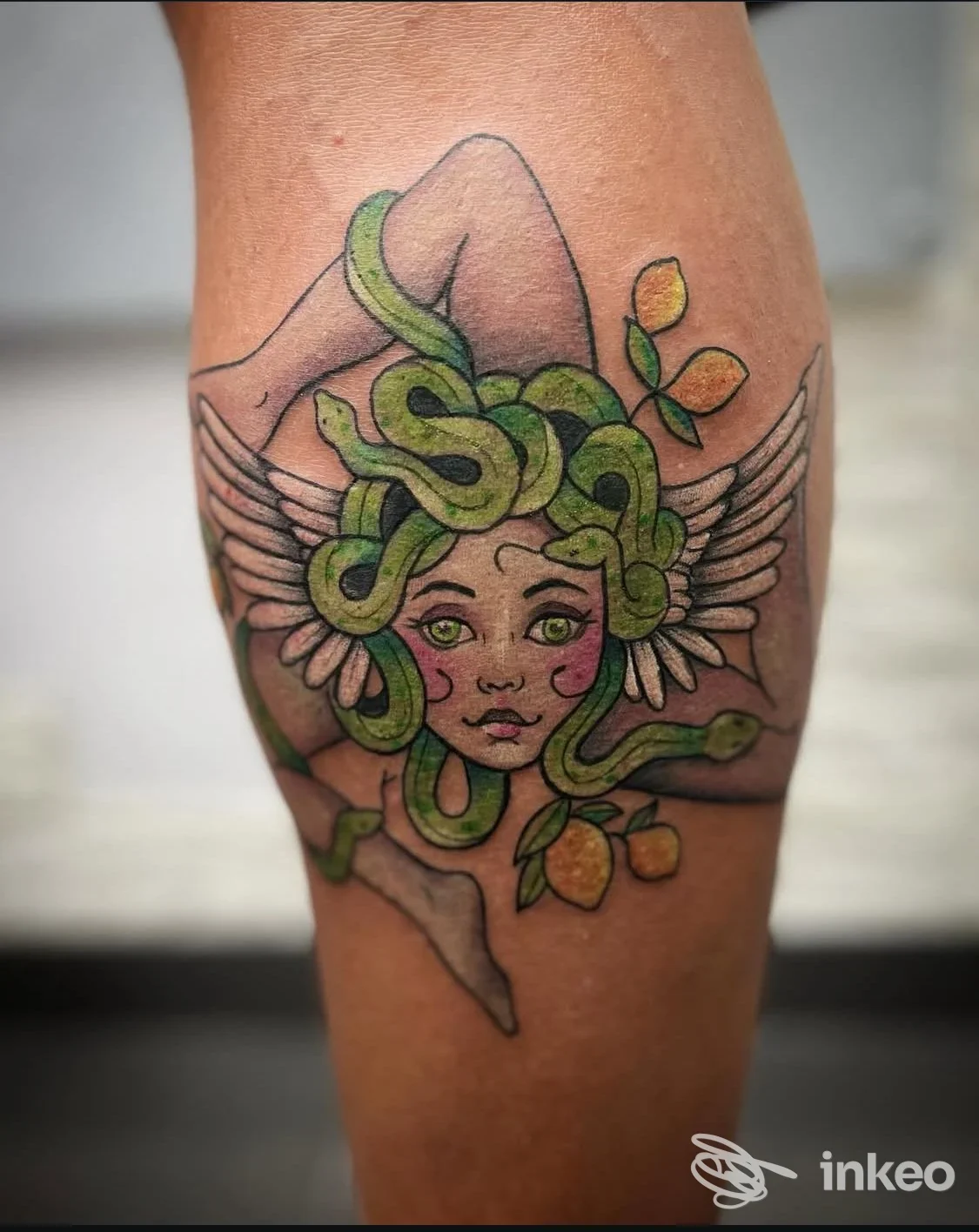 Tatuaggio sul polpaccio raffigurante figura mitologica con capelli-serpente verdi, realizzato da Kraken Tattoo a Gela.