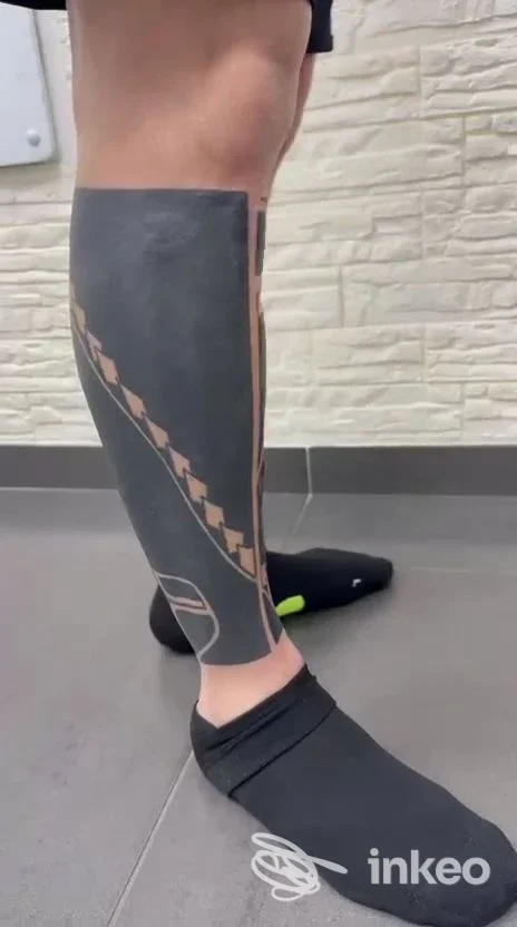 Grande tatuaggio blackwork sul polpaccio sinistro, foto in interno per Kraken Tattoo a Gela che mostra il lavoro sulla gamba.