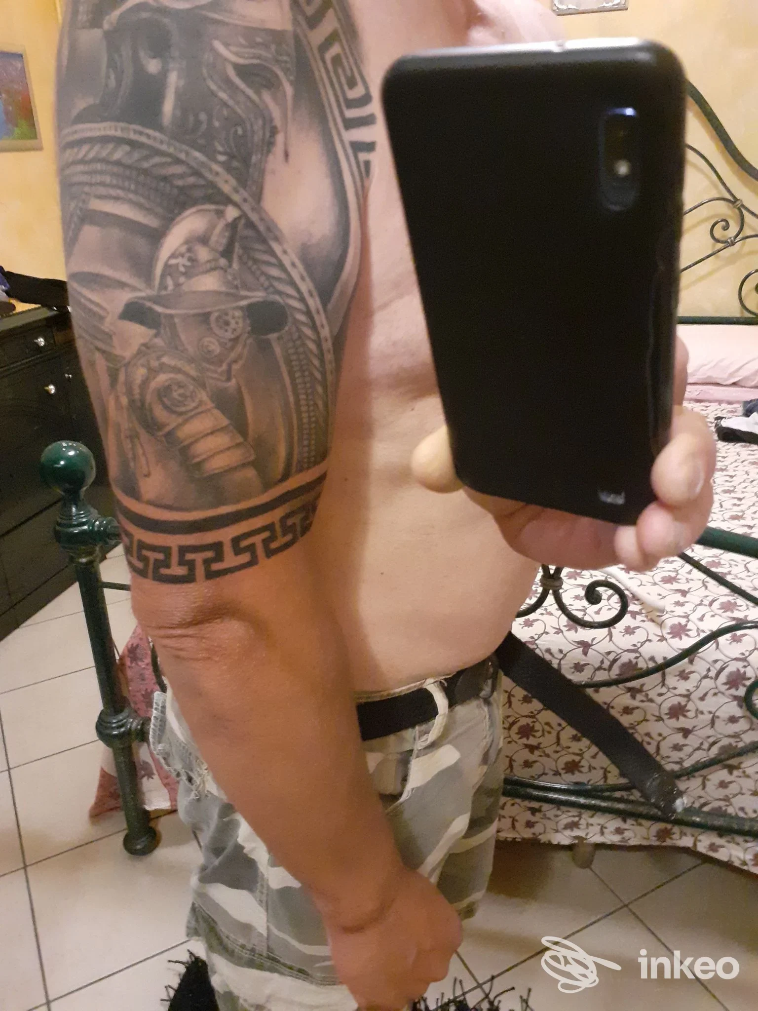 Foto di un tatuaggio realistico in bianco e nero sull'alto braccio, scattata a Lentini per lo studio L'Alfiere Tattoo.