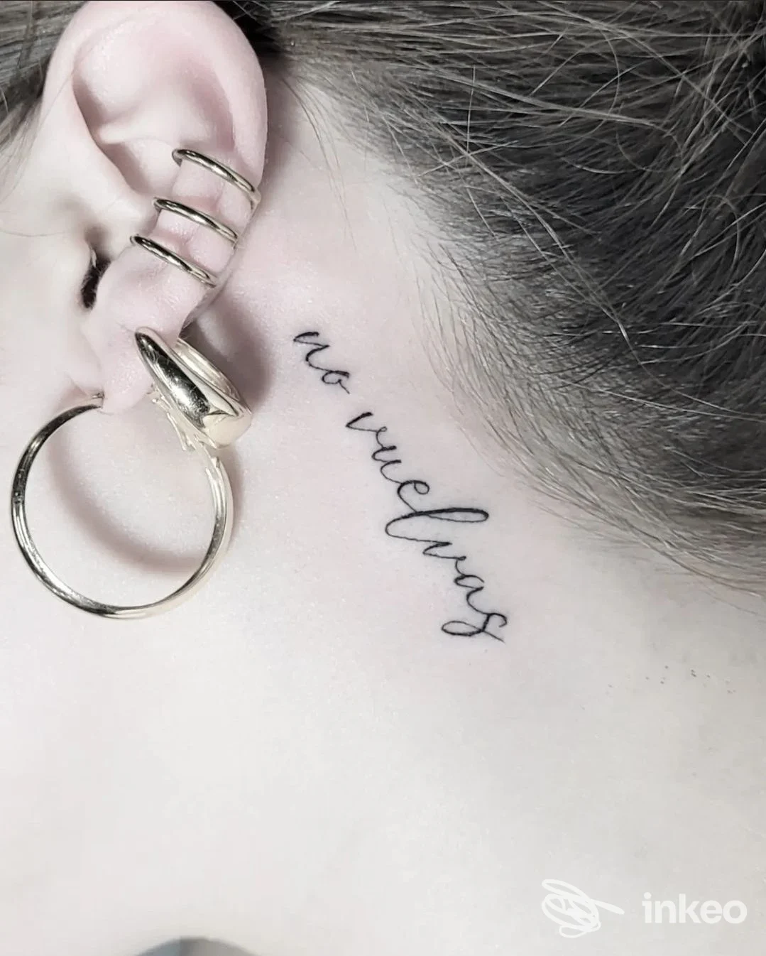 Tatuaggio script dietro l'orecchio con gioielli; foto inviata per LINEEDINKIOSTRO TATTOO di CHRISTIAN FERRAZZANO, Villarosa.