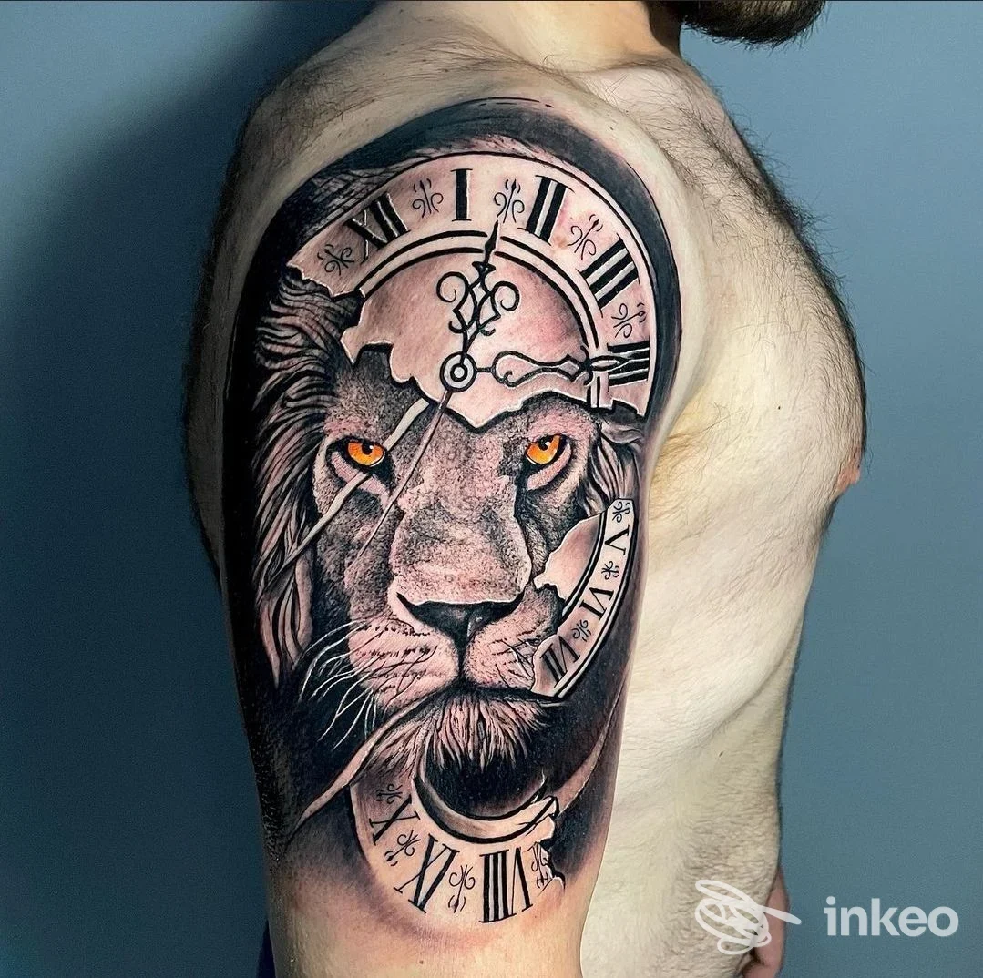 Tatuaggio realistico di leone con orologio su braccio superiore, foto fornita da LINEEDINKIOSTRO TATTOO di CHRISTIAN FERRAZZANO a Villarosa.
