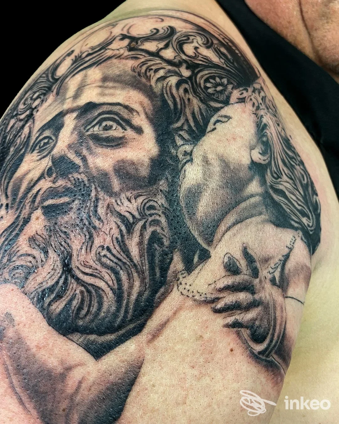 Tatuaggio black & grey su spalla/alto braccio realizzato da La Sartoria tattoo & piercing, Ragusa.