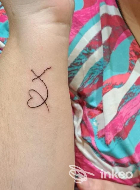 Piccolo tatuaggio a tratto sottile a forma di cuore sul polso, foto fornita da Jolly Roger Tattoo, San Giuseppe Jato.