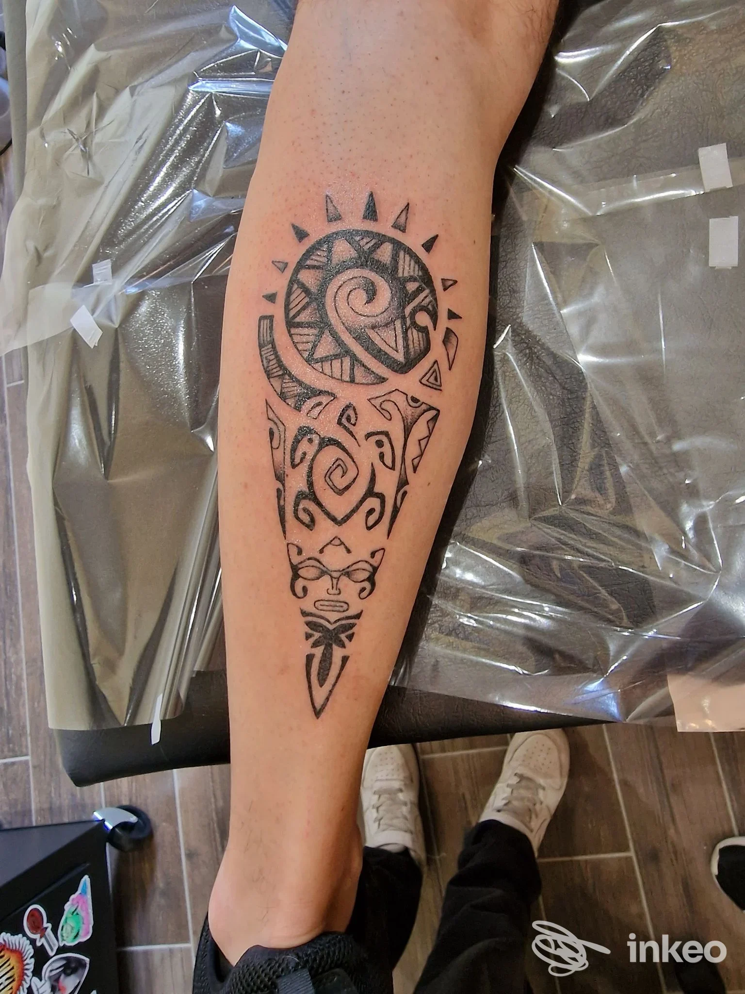 Tatuaggio tribale nero sul polpaccio realizzato da Jolly Roger Tattoo a San Giuseppe Jato.