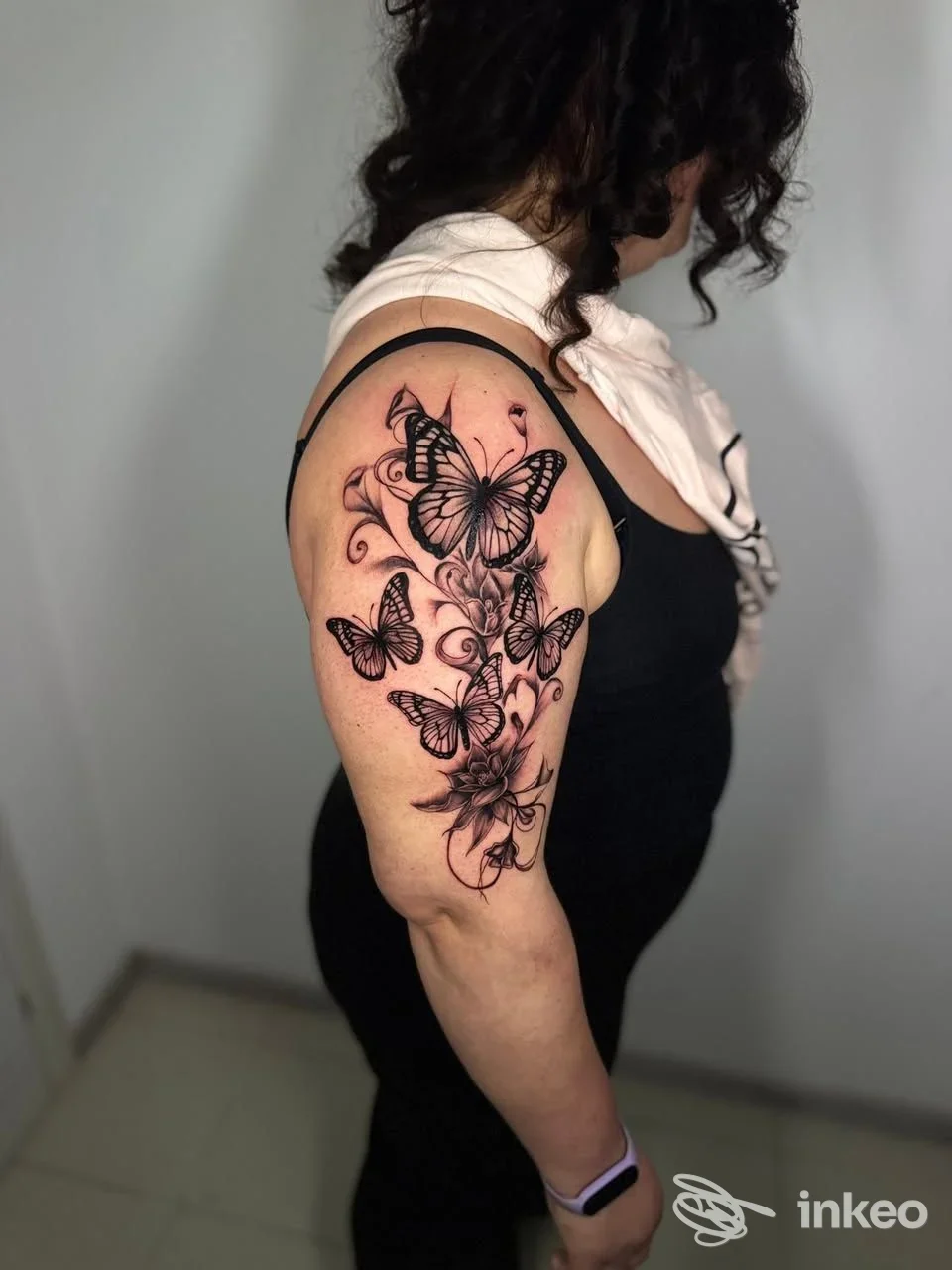 Tatuaggio a farfalle in nero sul braccio superiore, fotografia inviata da La Fenice Tattoo Ink, Caltanissetta.