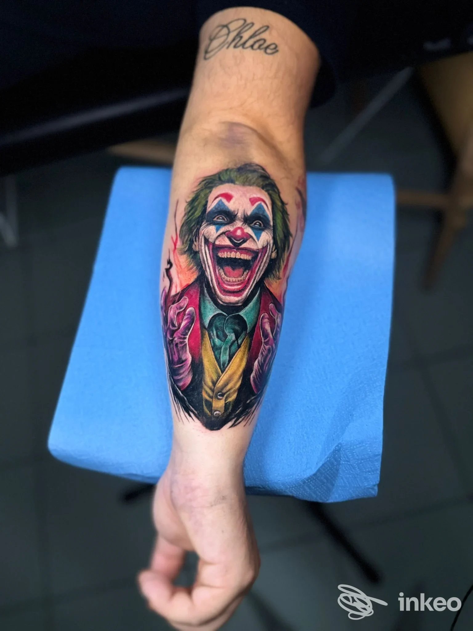 Tatuaggio realistico e colorato raffigurante il Joker sull'avambraccio, eseguito da La Fenice Tattoo Ink a Caltanissetta.