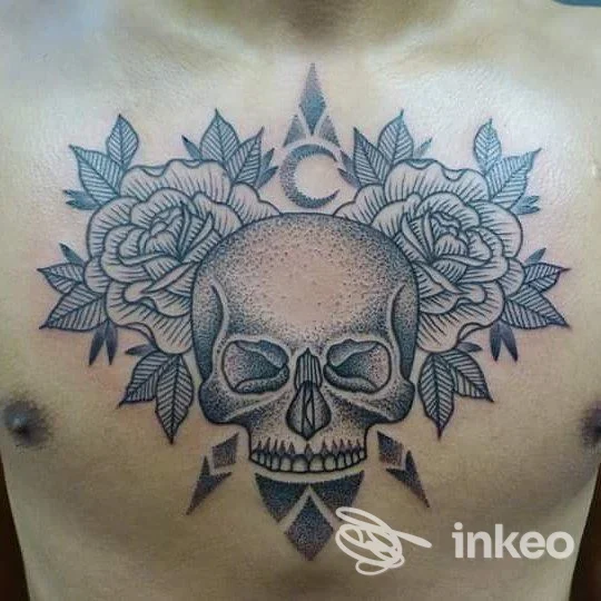 Tatuaggio a tinta nera con teschio e rose sul petto, fotografia fornita da Lupen Tattoo & Piercing a Enna.