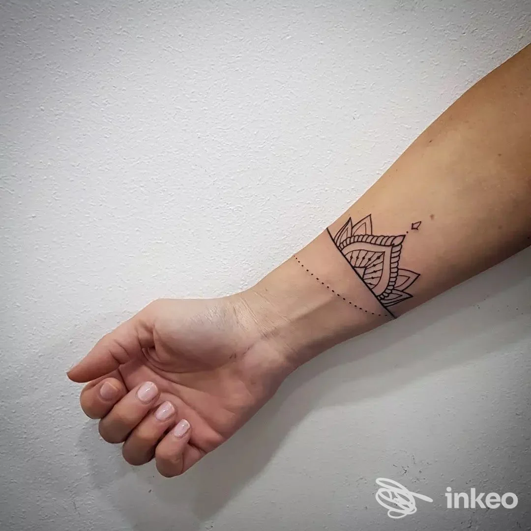 Tatuaggio ornamentale nero sul polso e avambraccio, fotografia di Lupen Tattoo & Piercing a Enna che mostra il dettaglio del tratto.