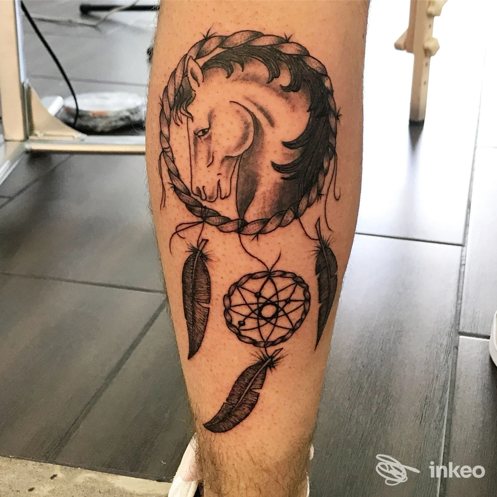 Tatuaggio su polpaccio con cavallo e piume, Lupen Tattoo & Piercing, Enna.