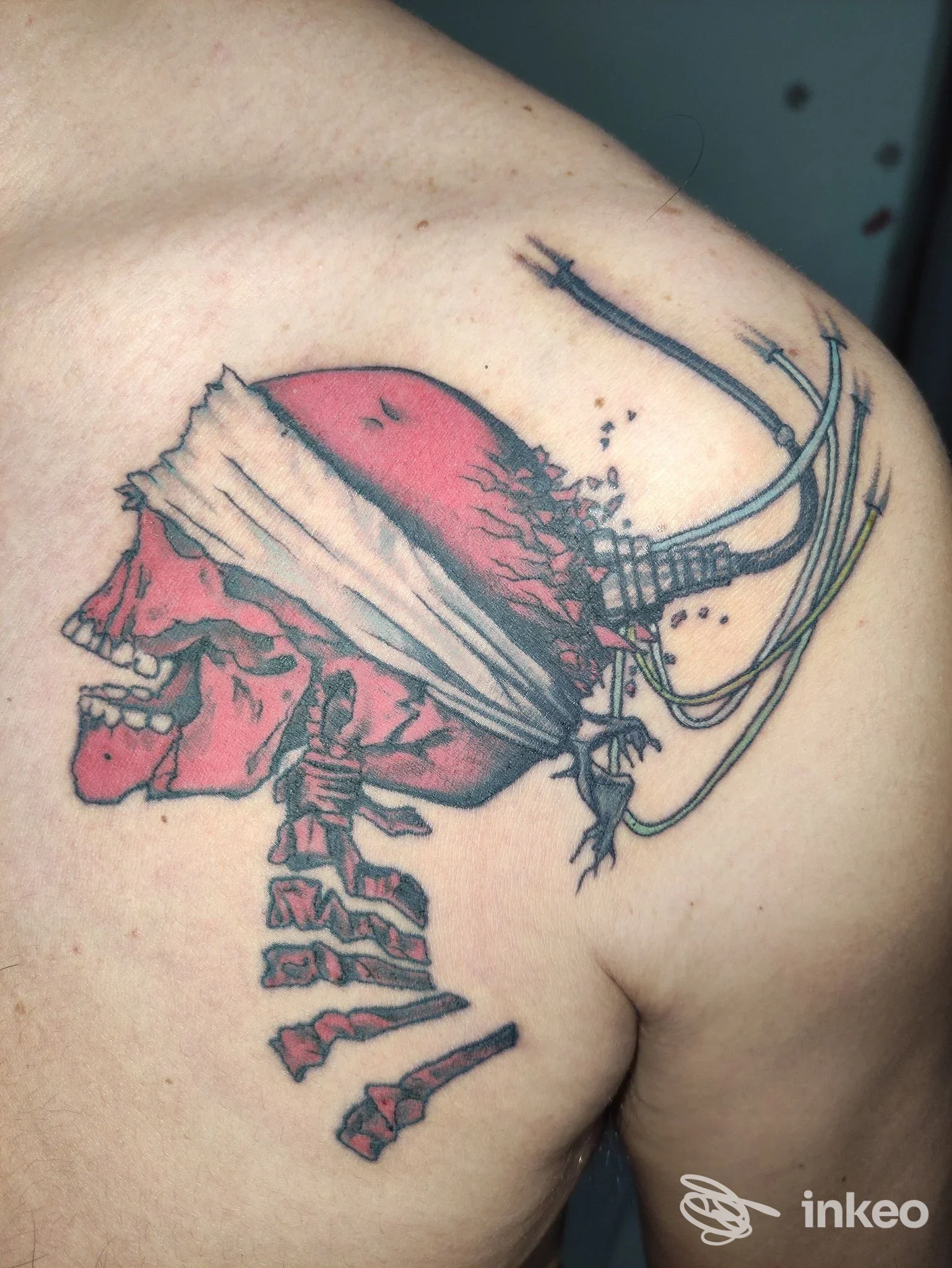 Tatuaggio di teschio avvolto da benda e cavi sulla scapola, Mao Tattoo Palermo, Palermo.