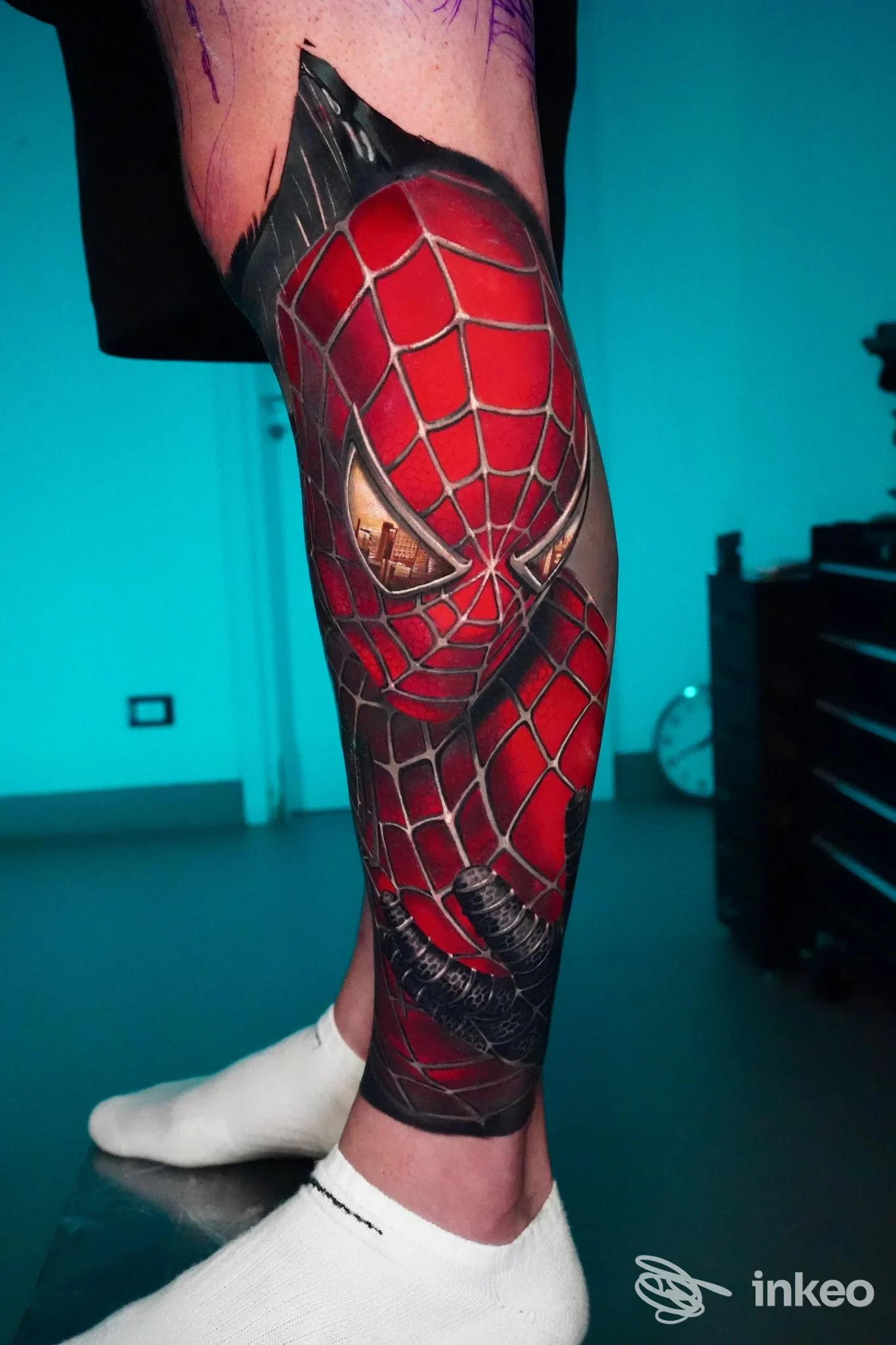 Tatuaggio realistico a colori di Spider-Man sul polpaccio, foto inviata da Margera Tattoo Studio, Catania.