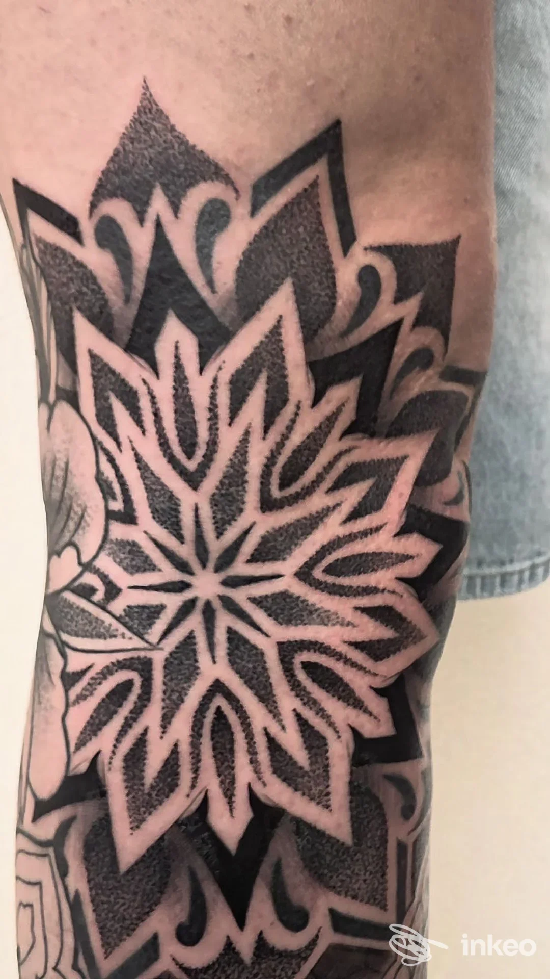 Dettaglio di un tatuaggio mandala nero sull'avambraccio, L' Arte del Tattoo da Fabio Ingrassia, Marsala.