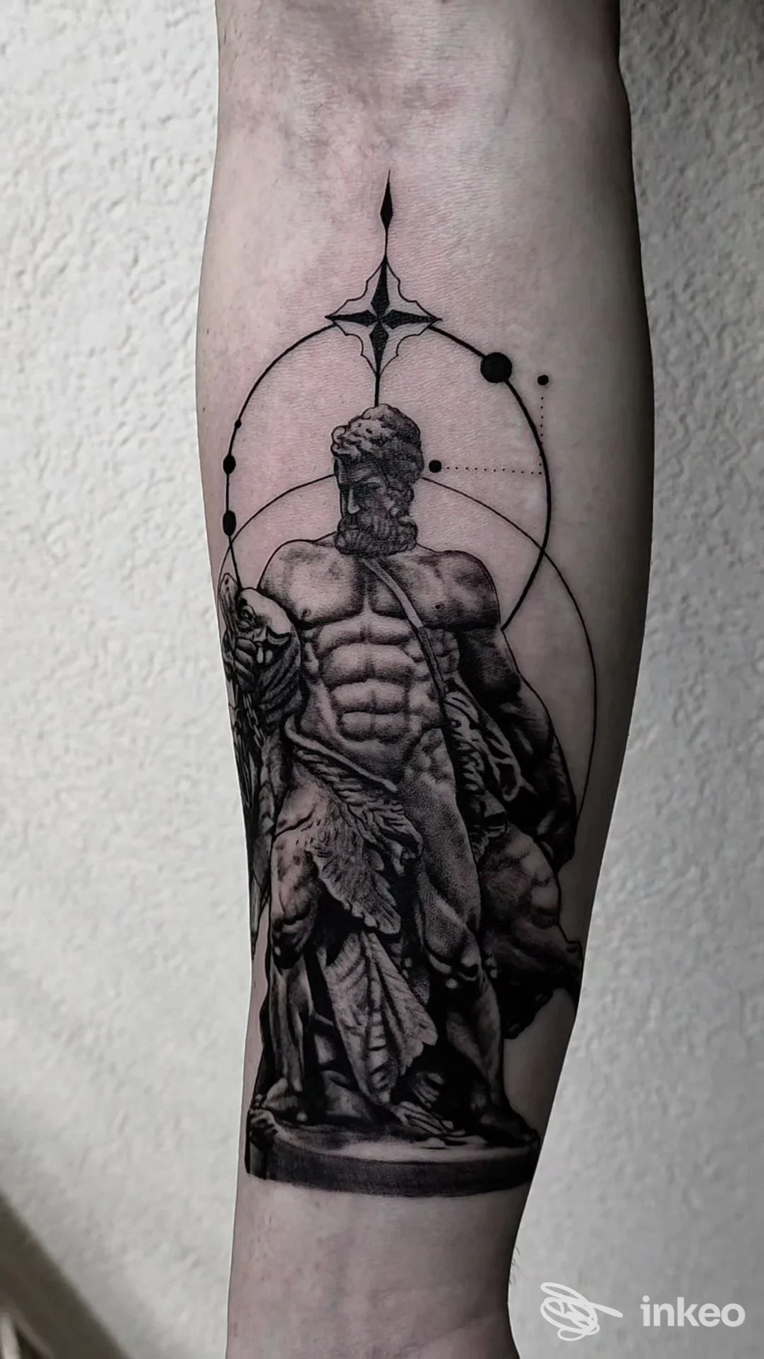 Tatuaggio realistico su avambraccio raffigurante una statua classica con elementi geometrici, L' Arte del Tattoo da Fabio Ingrassia, Marsala.