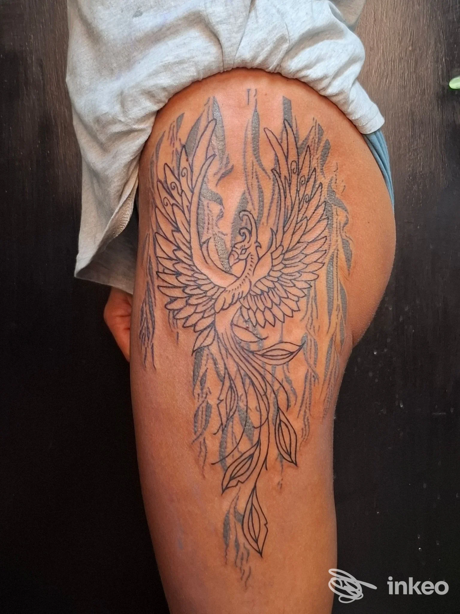 Tatuaggio su coscia a Palermo: grande fenice stilizzata in nero e grigio, eseguita presso MEDUSA SHOP TATTOO PARLOUR.
