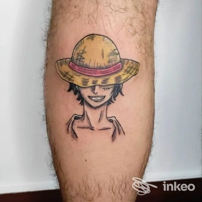Tatuaggio di personaggio in stile anime sul polpaccio, MaiMuni tattoo studio, Santa Teresa di Riva.