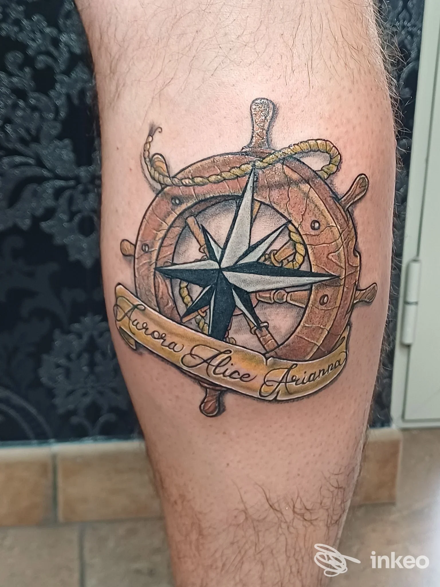 Tatuaggio nautico con timone e rosa dei venti sul polpaccio, MaiMuni tattoo studio, Santa Teresa di Riva.