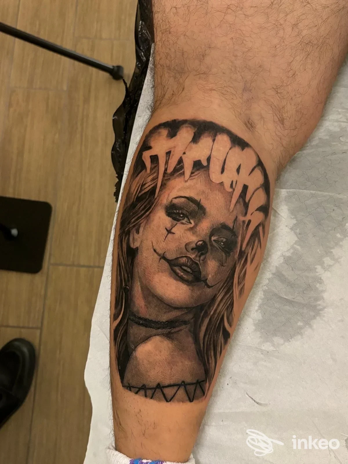 Tatuaggio realistico su polpaccio con volto femminile in stile clown, Mezzanine - Tattoo Studio & Art Gallery, Bagheria.