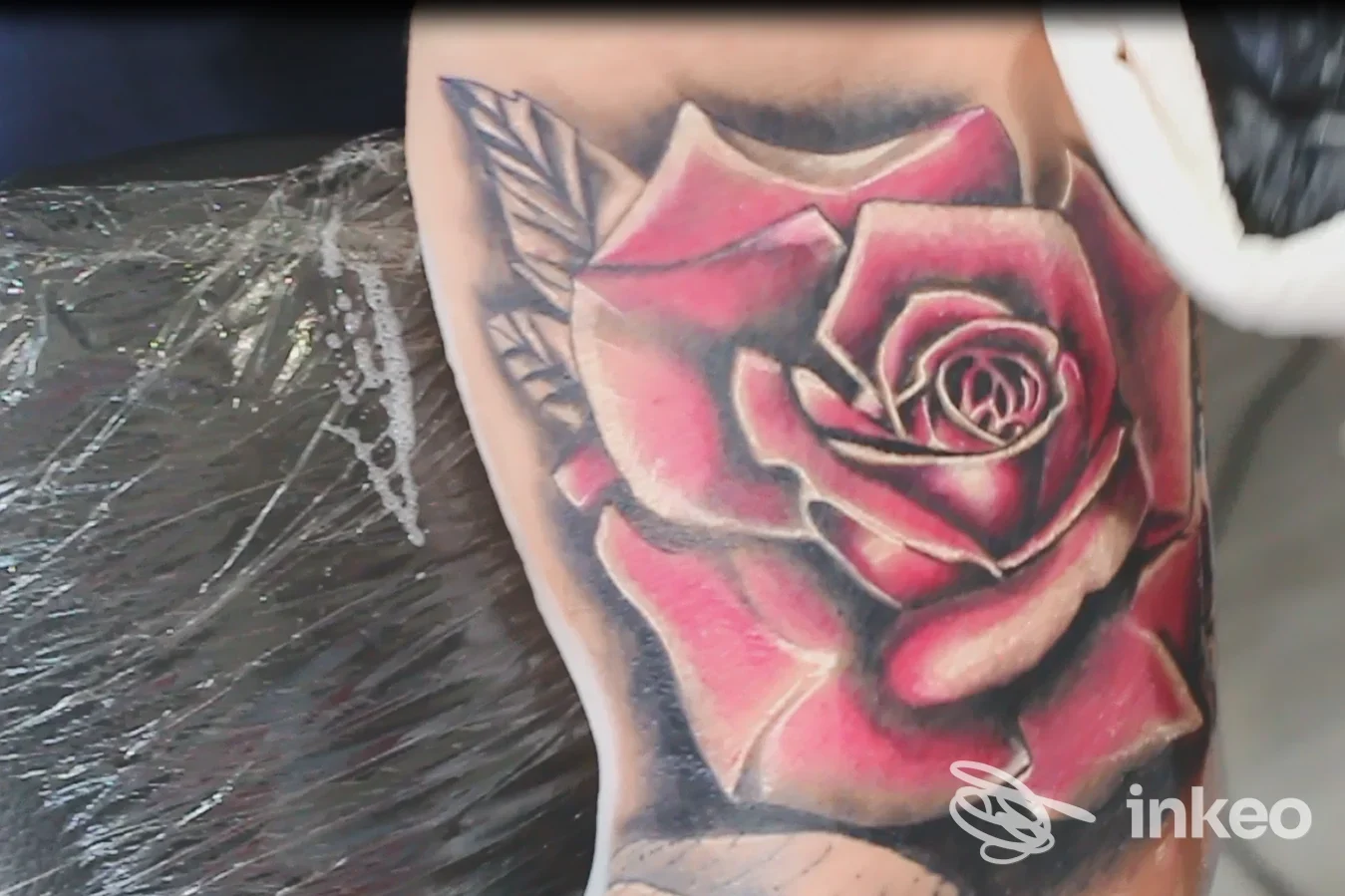 Primo piano di una rosa tatuata su pelle, foto per N13INK Tattoo Store, Licata.