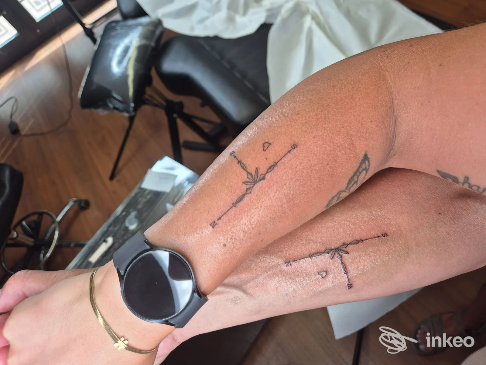 Dettaglio di due tatuaggi lineari sugli avambracci, foto scattata nello studio NERO INDELEBILE TATTOO STUDIO a Mazara del Vallo.
