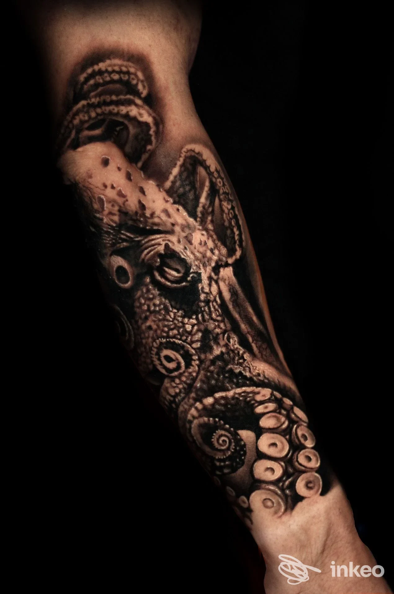 Manica tatuata con polpo realistico in bianco e nero sull'avambraccio, fotografia professionale di NERO INDELEBILE TATTOO STUDIO a Mazara del Vallo.