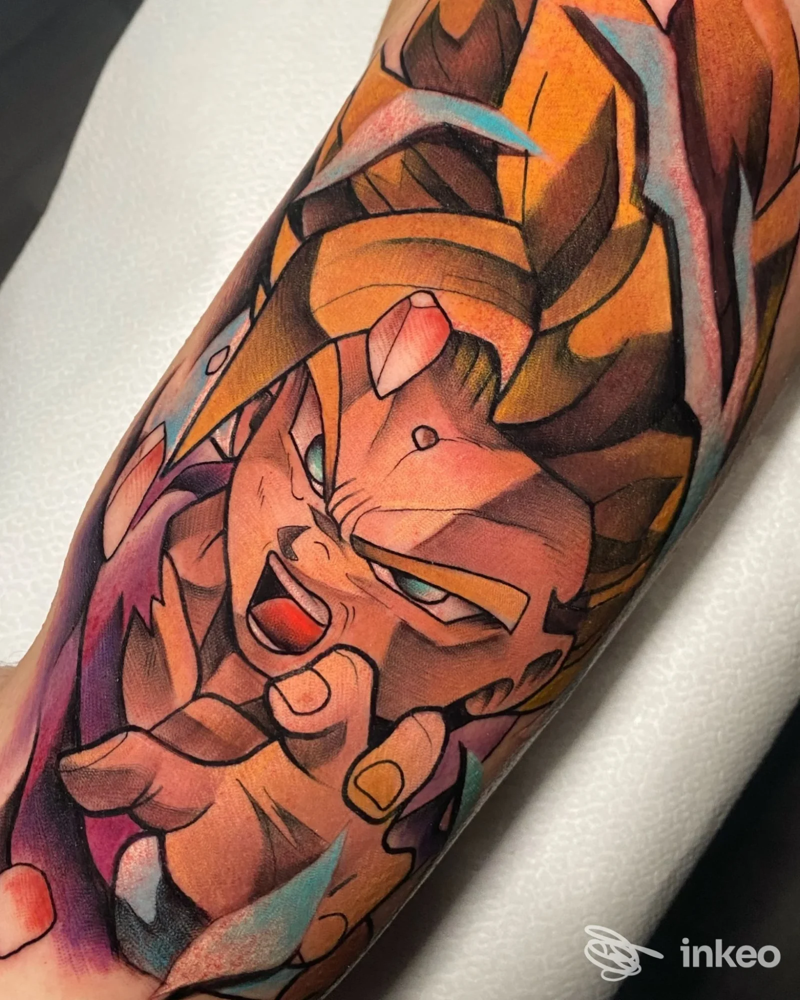 Tatuaggio colorato su avambraccio raffigurante un personaggio in stile cartoon/anime, con bold linee e vivide sfumature. NOCCHE DURE TATTOO STUDIO, Modica.