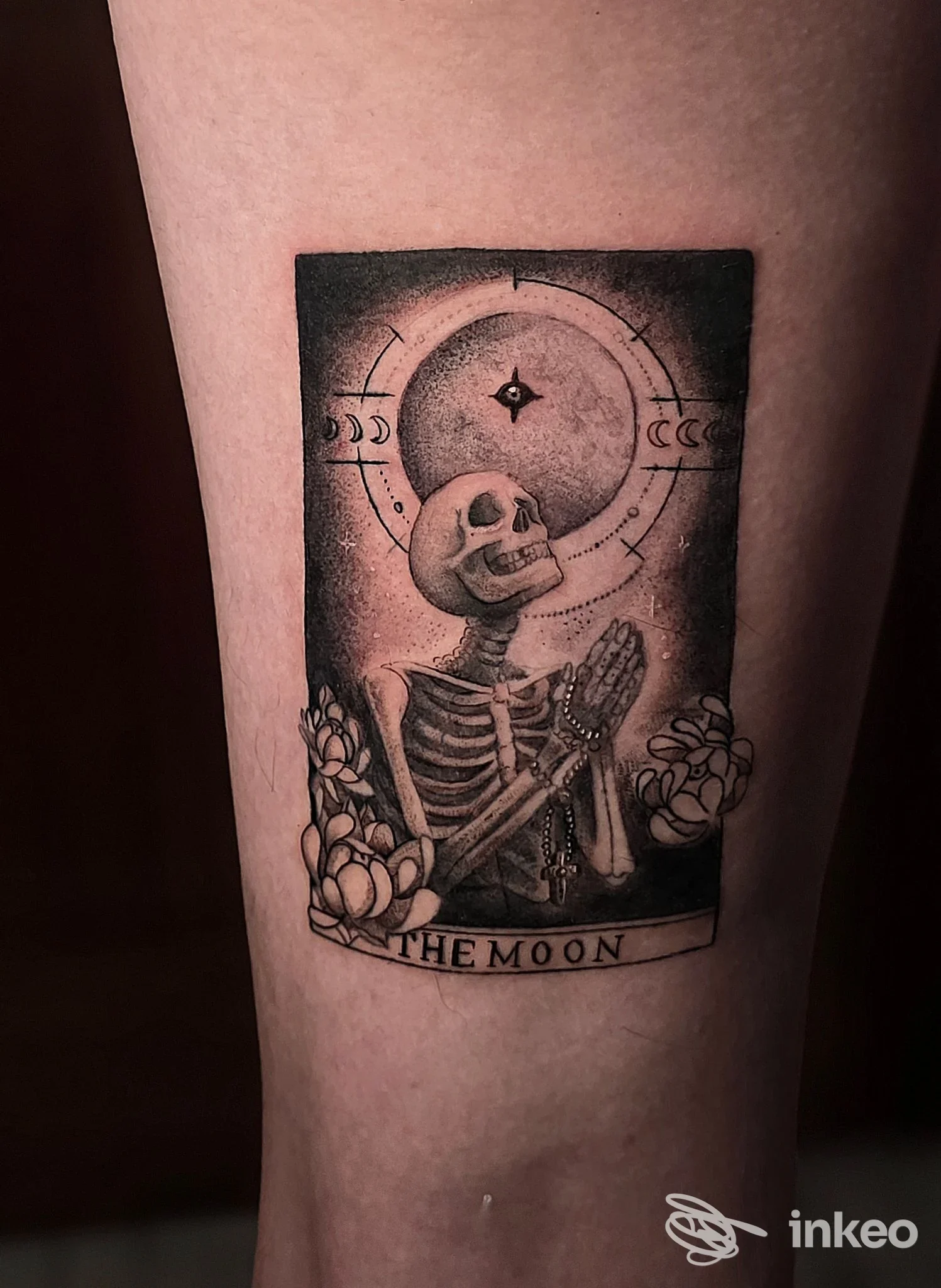Tatuaggio su avambraccio con scheletro in preghiera davanti alla luna, lavoro in bianco e nero — Narashima Tattoo Studio, Giardini-Naxos.