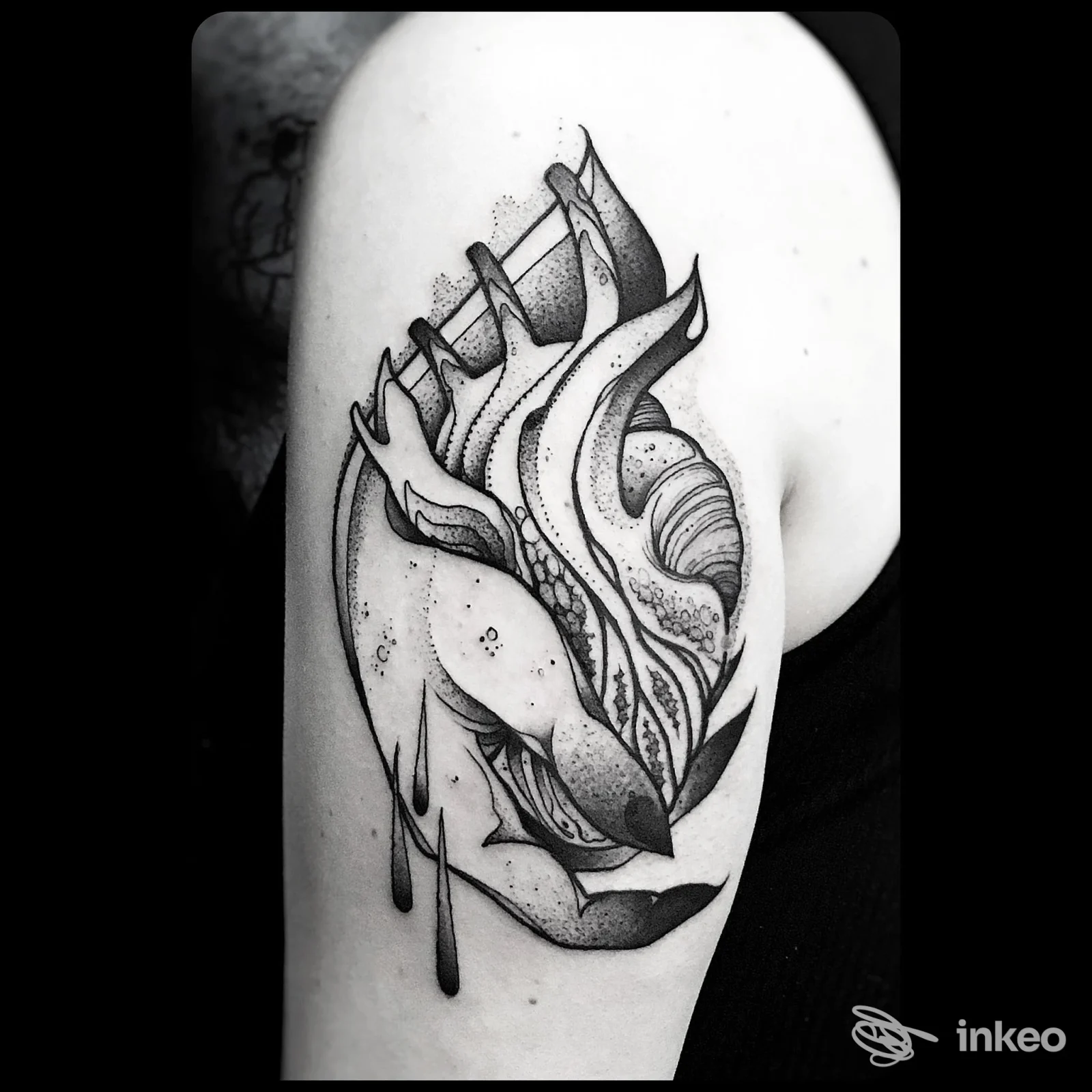 Tatuaggio in nero a linee e puntinato sul braccio superiore, Nerho Tattoo, Palermo.