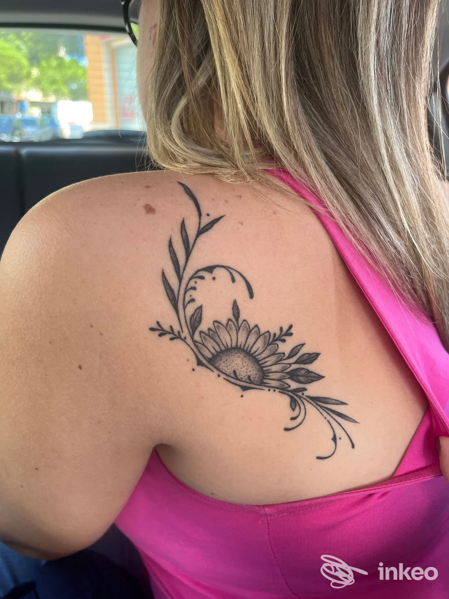 Tatuaggio a girasole con decorazioni floreali sulla spalla destra, lavoro di Old iron tattoo shop a Bagheria.