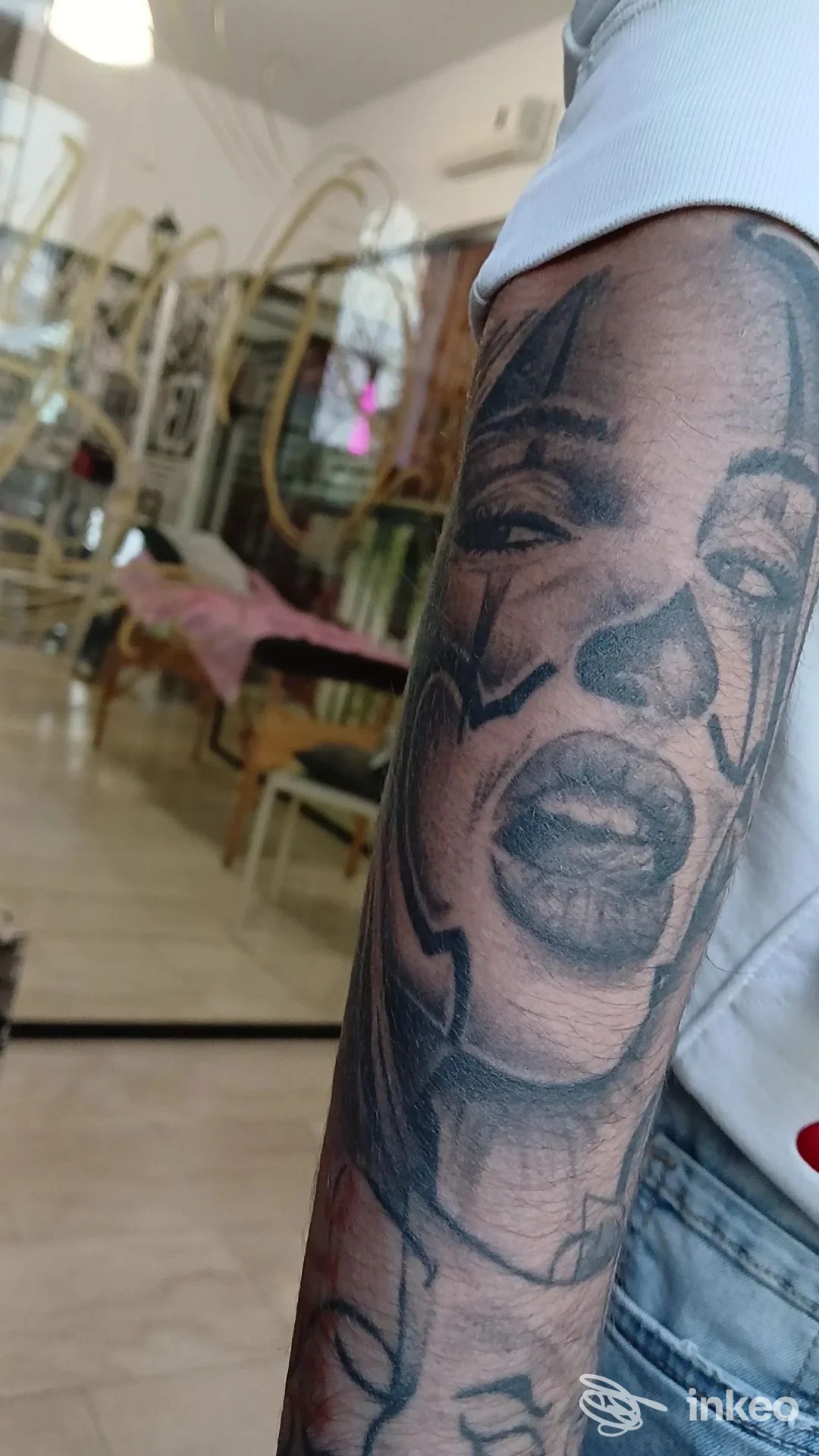 Avambraccio con grande tatuaggio in bianco e nero raffigurante un volto stilizzato. Psych tattoo, Castellammare del Golfo.