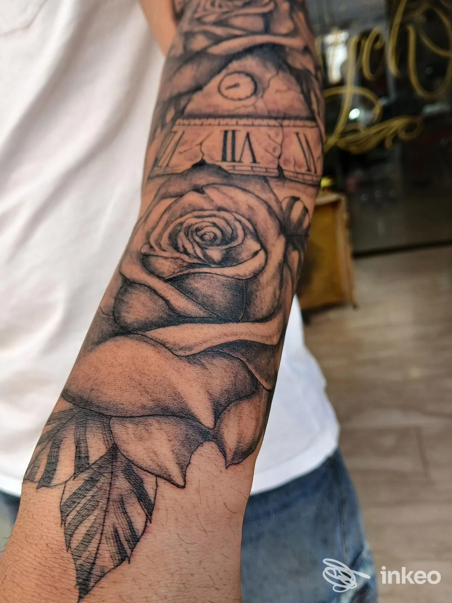Tatuaggio a rose in bianco e nero sull'avambraccio, foto realizzata presso Psych tattoo, Castellammare del Golfo.