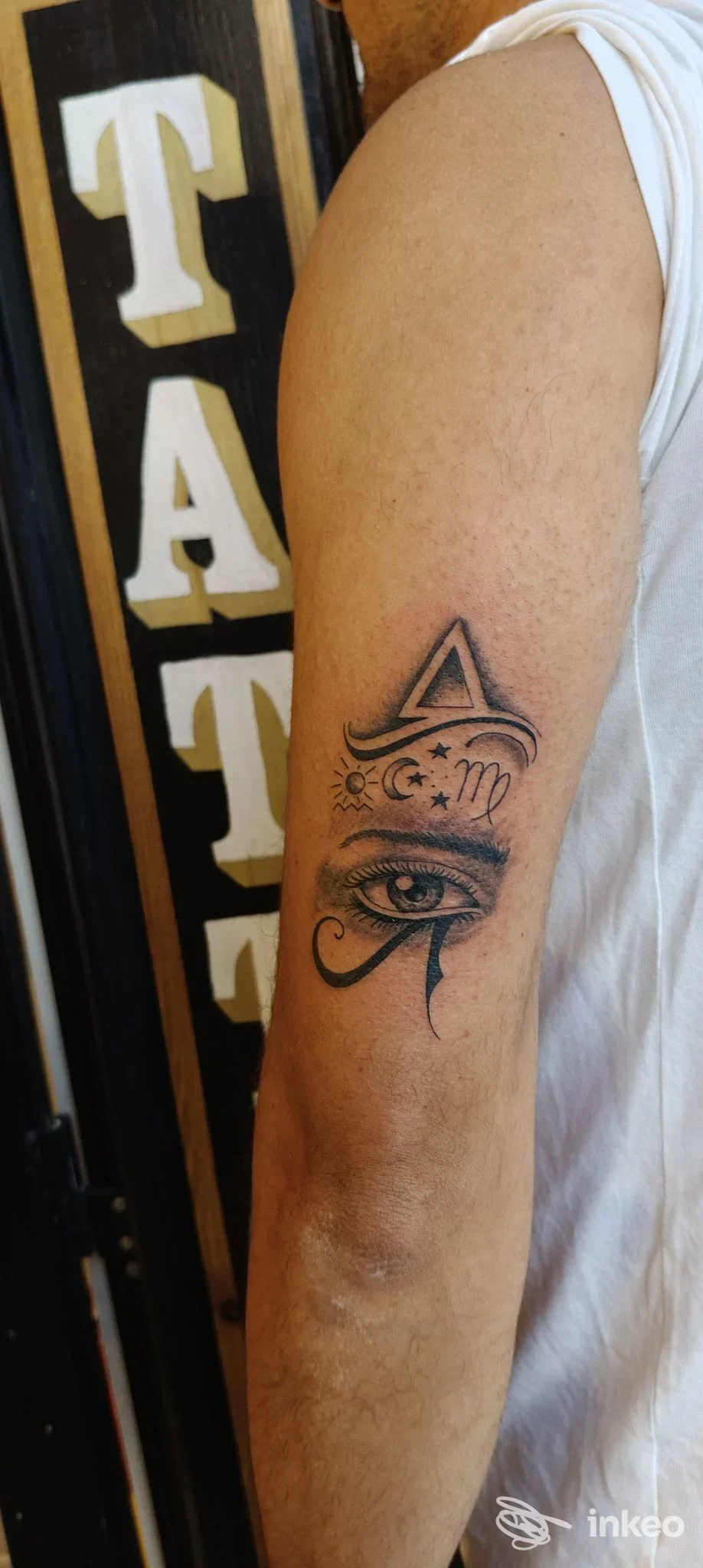 Tatuaggio con occhio stilizzato sul braccio interno, realizzato da Putìa Tattoo di Aurelio Trapani a Marsala.