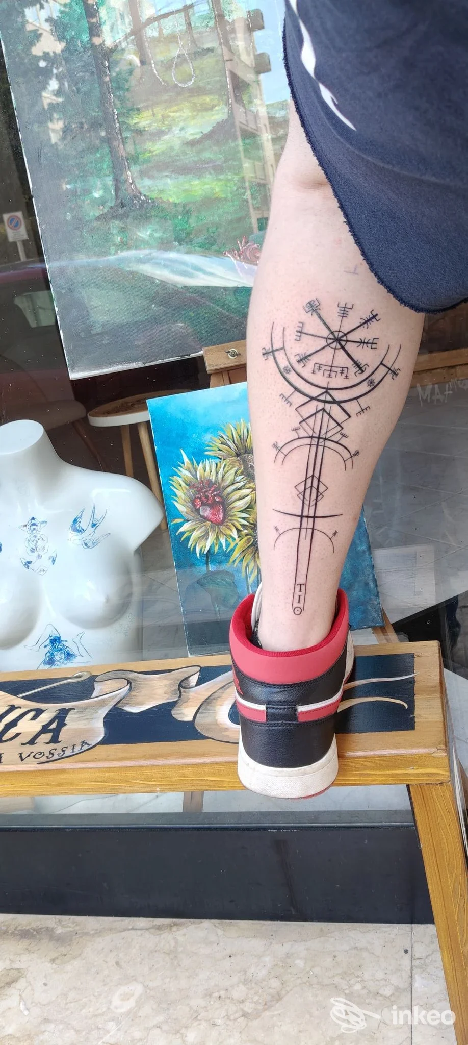 Tatuaggio linework e geometrico sul polpaccio, foto fornita da Putìa Tattoo di Aurelio Trapani a Marsala.