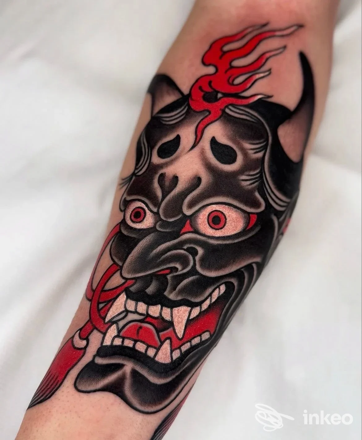 Tatuaggio in stile tradizionale di una maschera demoniaca (oni) sull'avambraccio, realizzato da Puto Amor Tattoo a Giardini-Naxos.