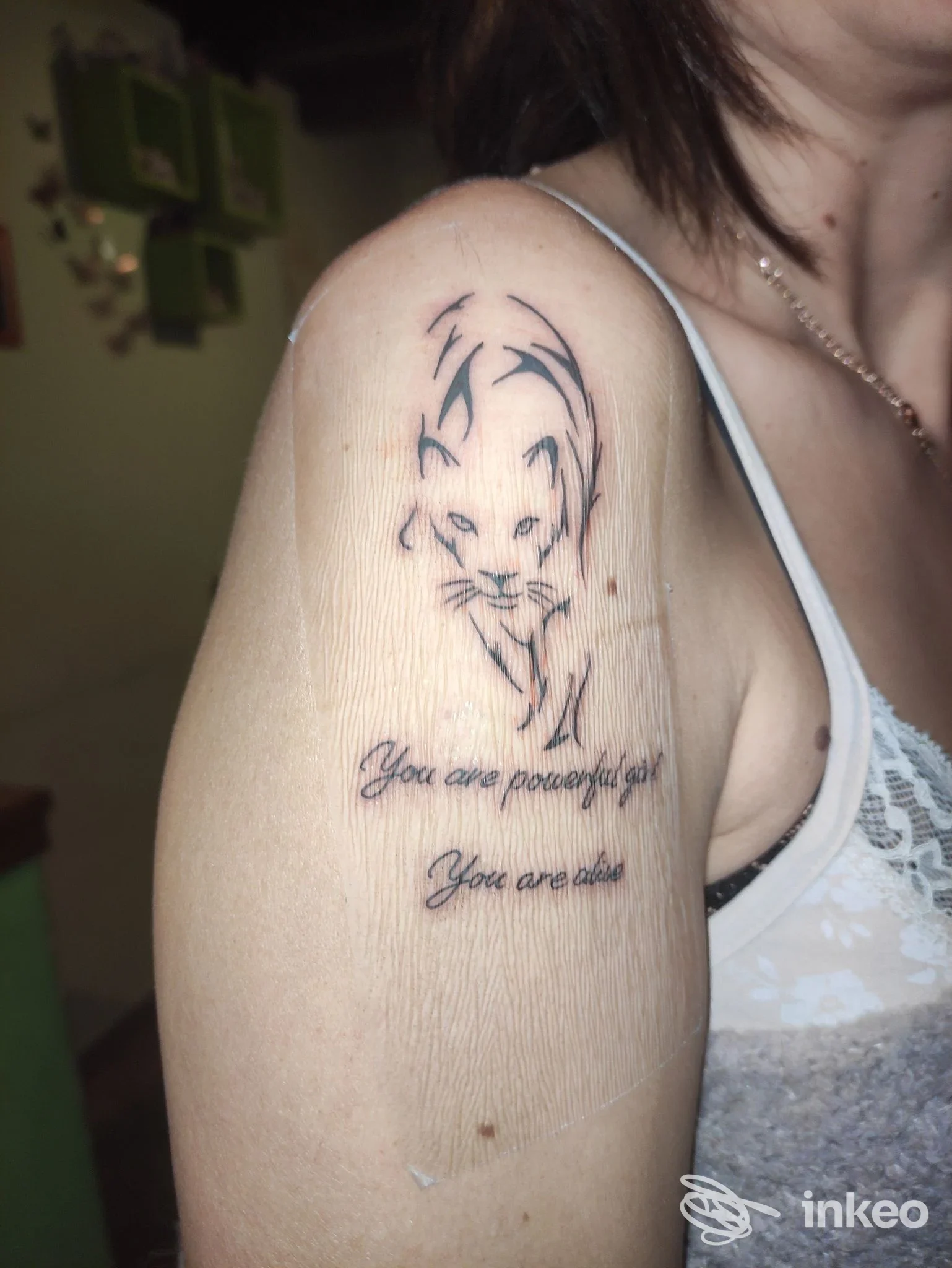 Tatuaggio stilizzato di tigre e scritte sul braccio superiore, foto fornita da Pyxis Art Tattoo a Castelbuono.