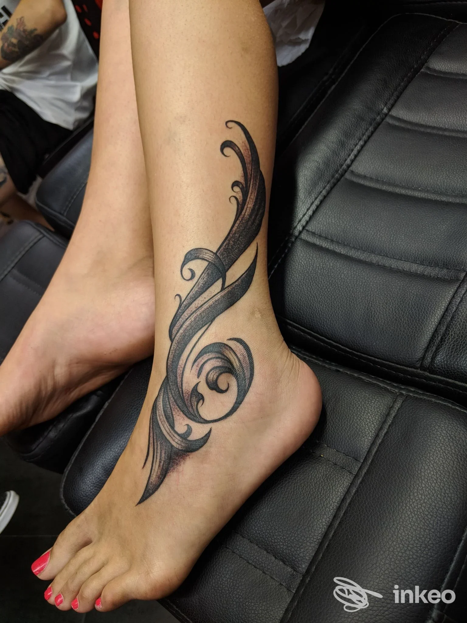 Tatuaggio ornamentale in nero sulla caviglia e il lato del piede, eseguito da Red Home TATTOO ad Aci Catena.