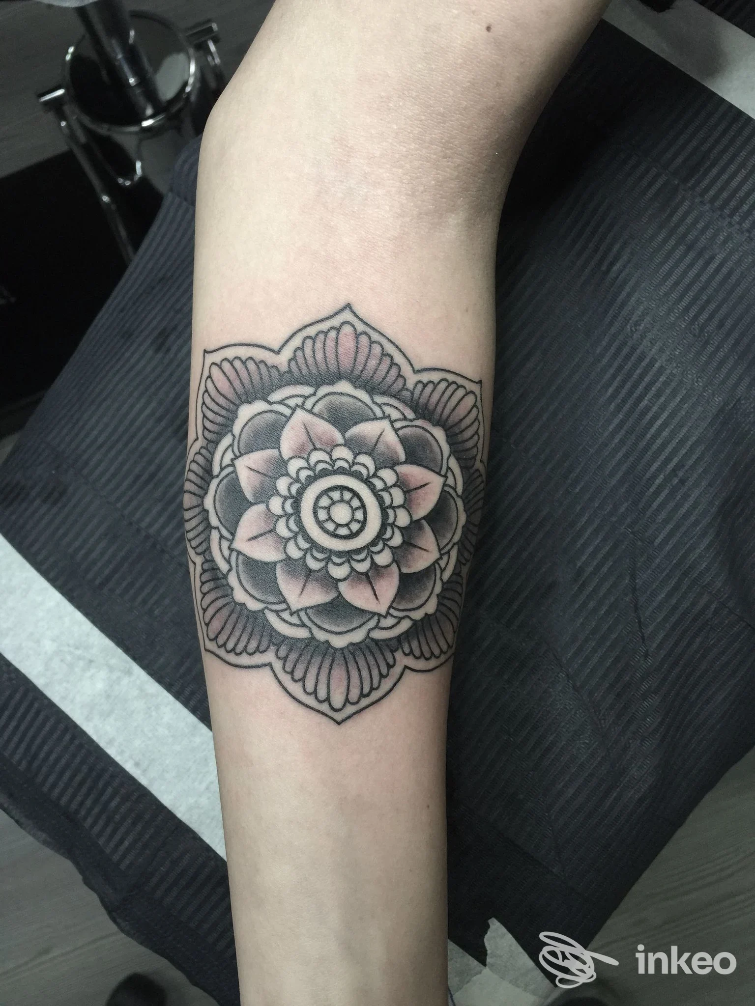 Tatuaggio mandala a mo' di fiore sull'avambraccio interno, foto scattata in studio Rediamond Tattoo a Messina.