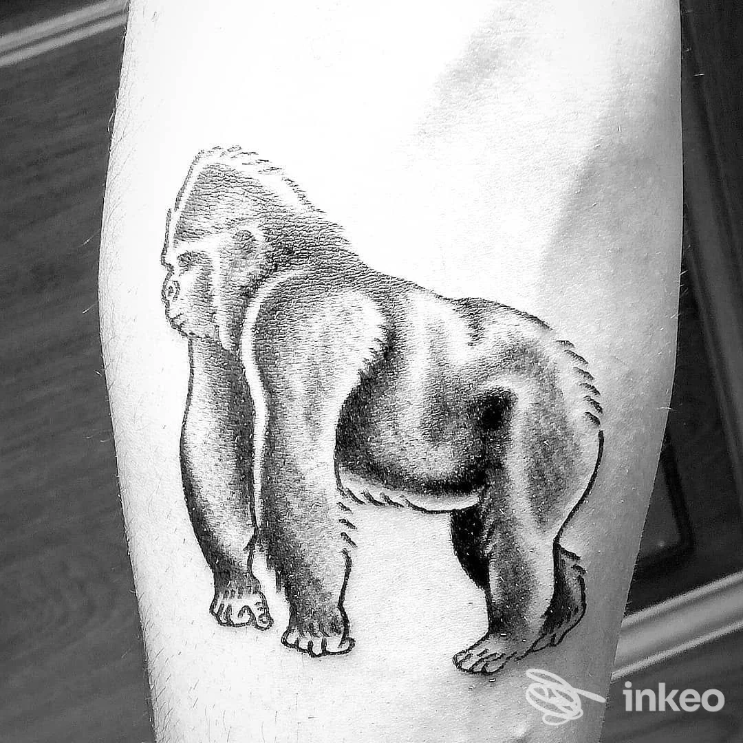 Tatuaggio in bianco e nero raffigurante un gorilla sull’avambraccio, foto inviata da Plh’s factory - Tattoo Tatuaggi e Piercing, Piazza Armerina