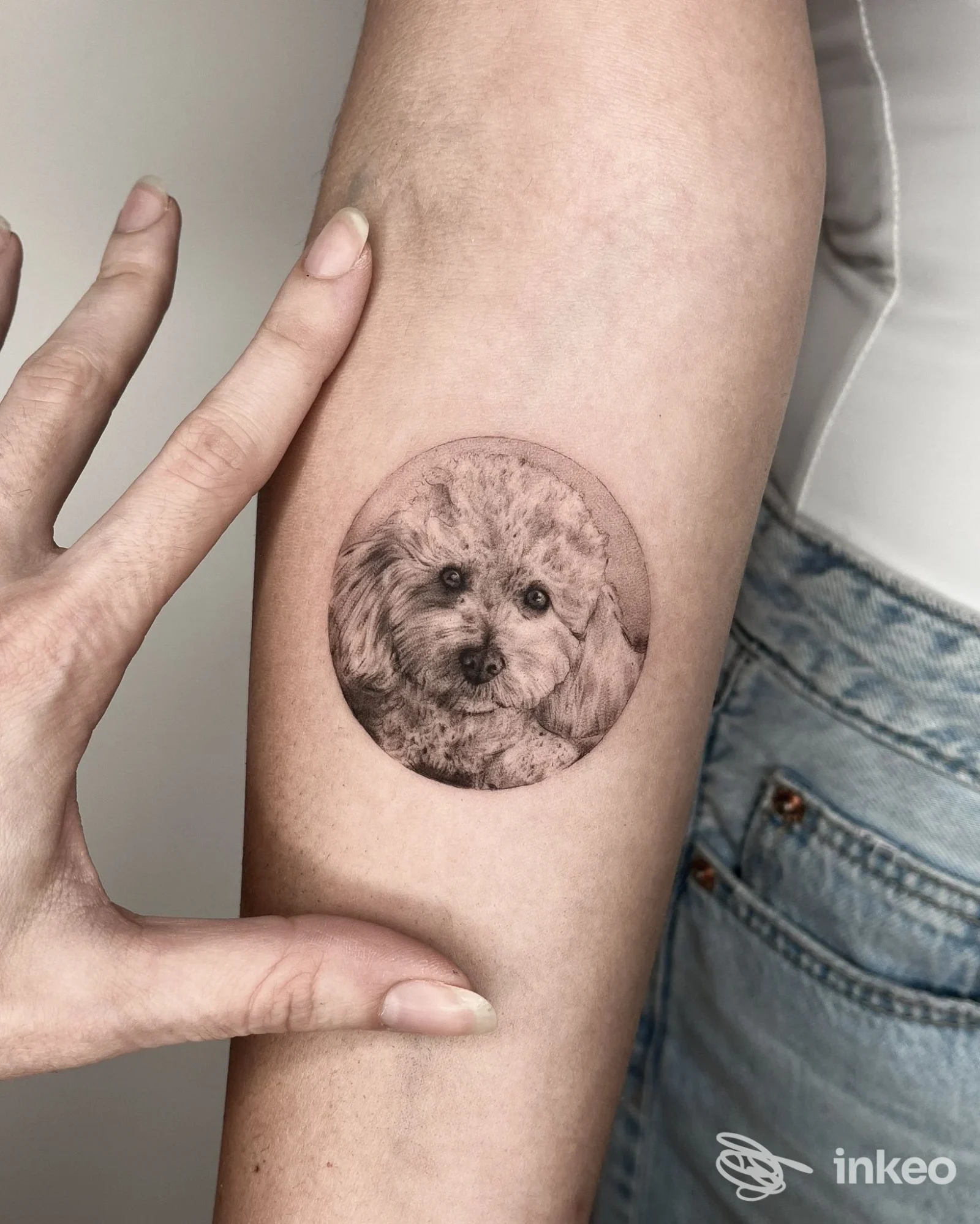 Piccolo tatuaggio ritratto in bianco e nero di un cane sull'avambraccio interno; immagine fornita da SEMPITERNAL Private Tattoo Studio, Favara.