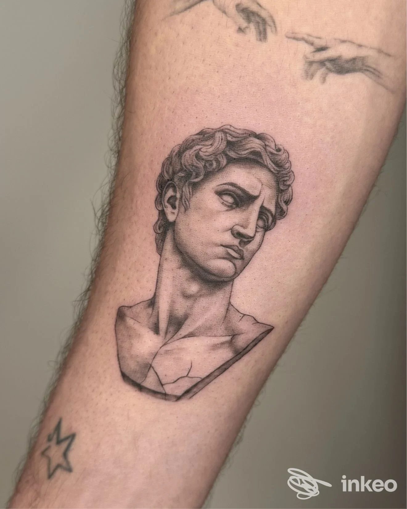 Tatuaggio su avambraccio raffigurante un busto scolpito, eseguito nello studio SEMPITERNAL Private Tattoo Studio a Favara.