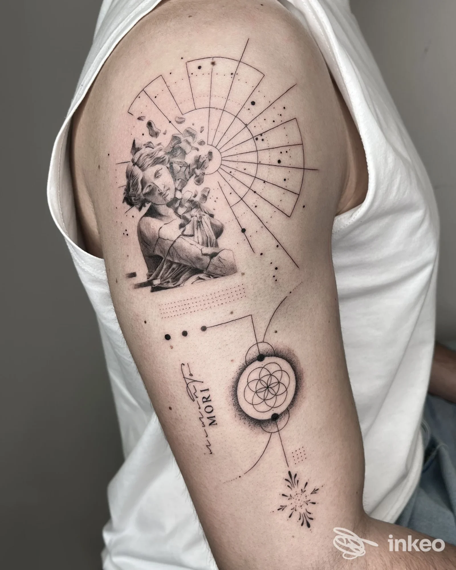 Tatuaggio black & grey su braccio superiore con volto scultoreo e motivi geometrici, SEMPITERNAL Private Tattoo Studio, Favara.