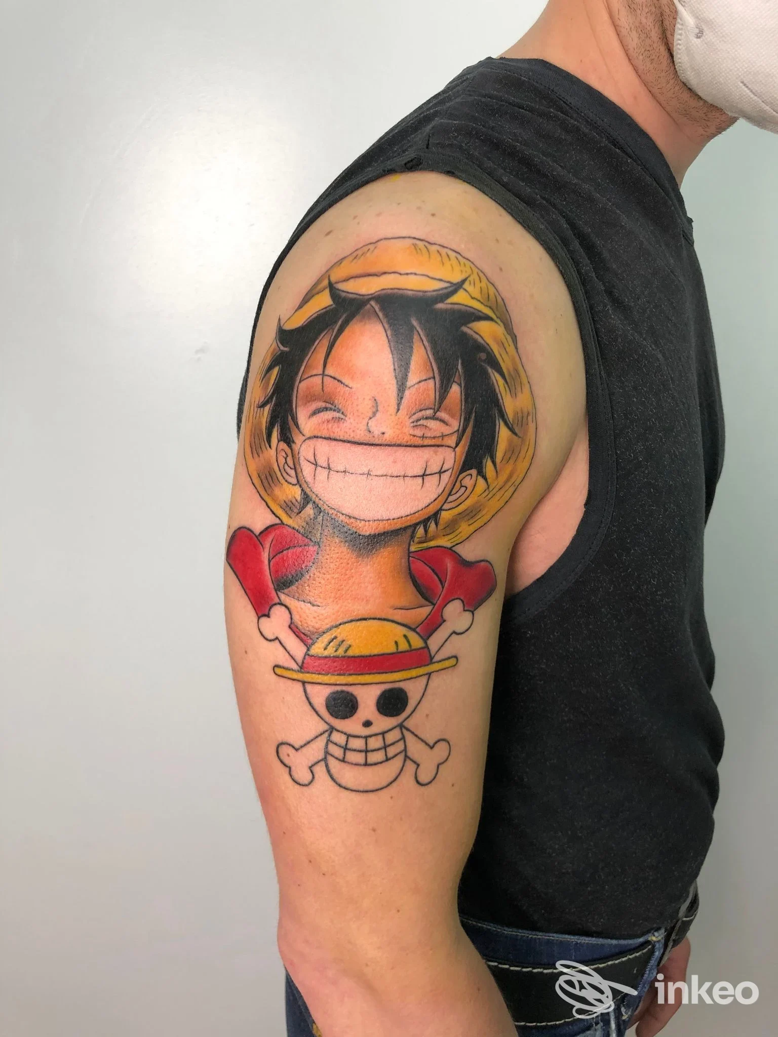 Tatuaggio a colori su braccio superiore con Luffy, foto inviata da Scripta Manent Tattoo Club a Caltanissetta.