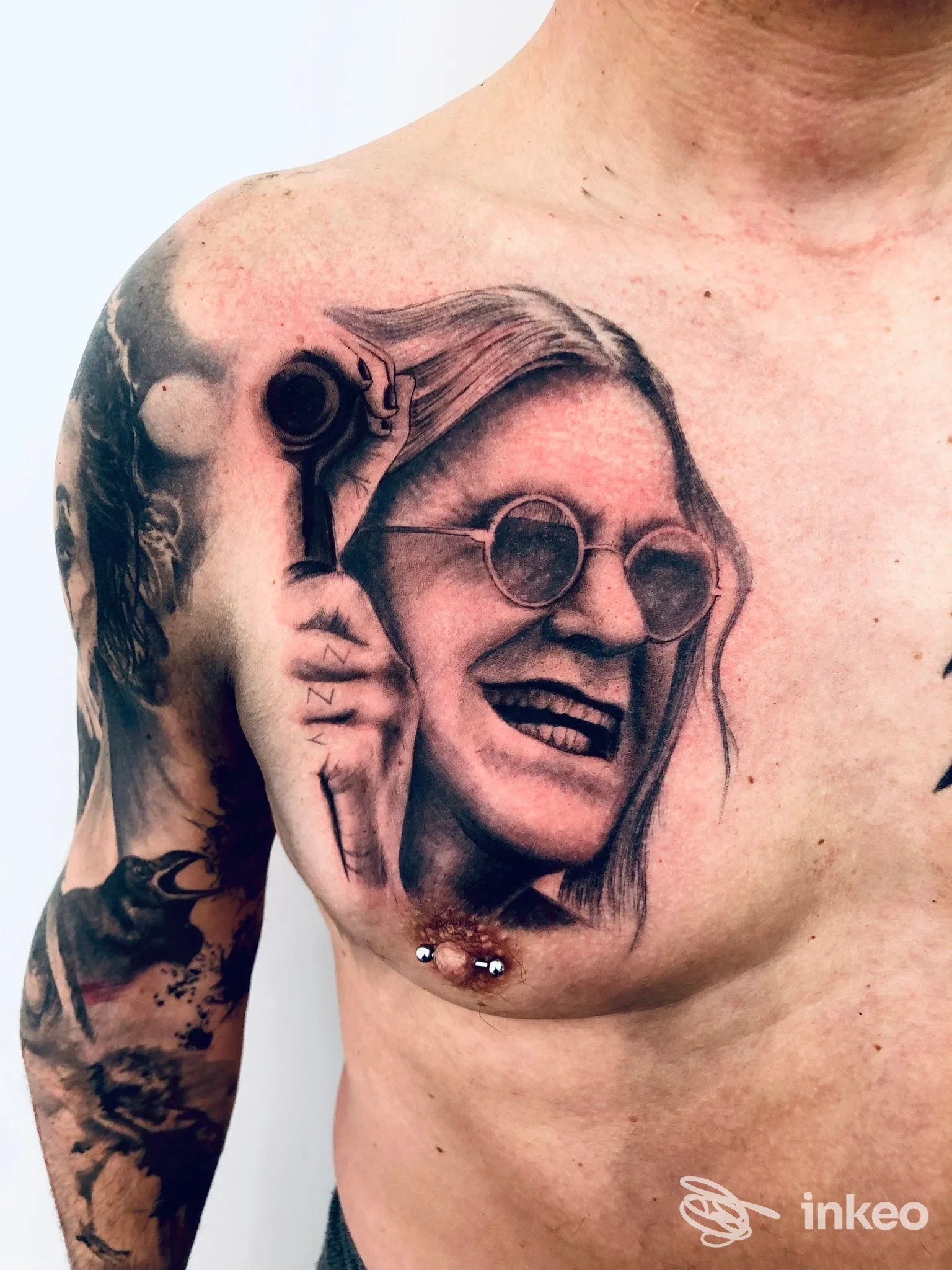 Tatuaggio realistico a pettorale realizzato da Scripta Manent Tattoo Club, Caltanissetta: ritratto con occhiali su pelle umana.