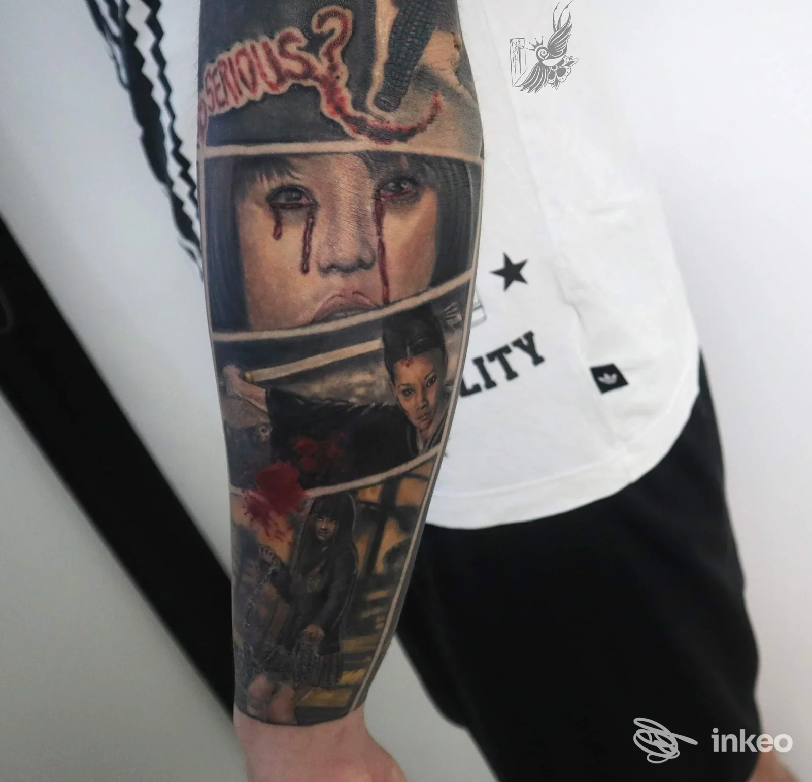 Avambraccio tatuato a manica con riquadri figurativi e volti; foto inviata da Secondapelle Tattoo, Ragusa.