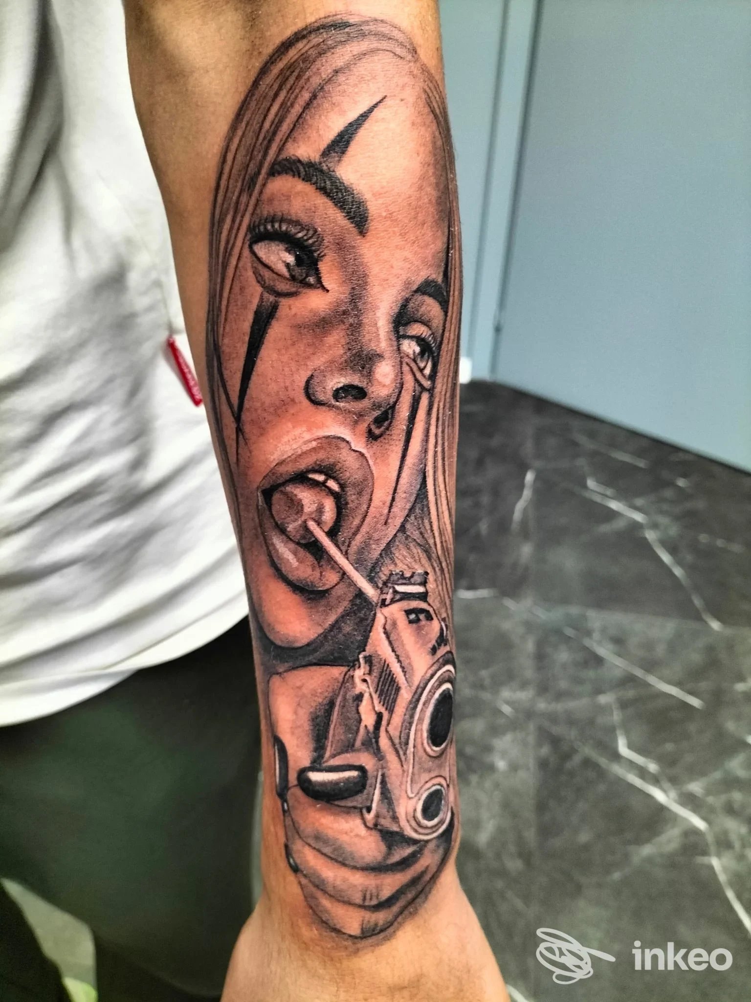 Tatuaggio realistico in bianco e nero su avambraccio, opera condivisa da Shades Ink Tattoo ad Aci Castello.