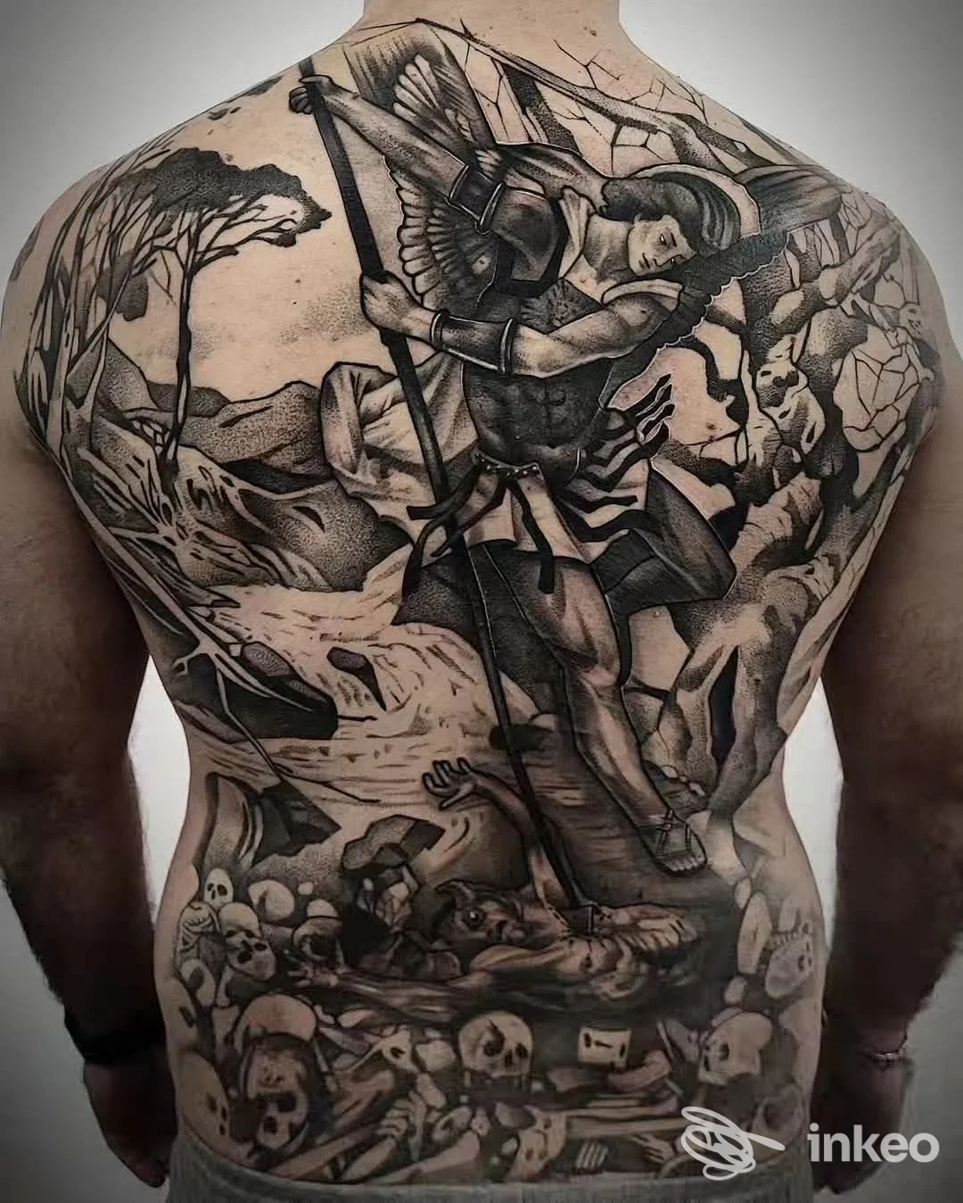 Ampia schiena tatuata con scena figurativa in bianco e nero, opera di Skulltattoo a Ficarazzi.
