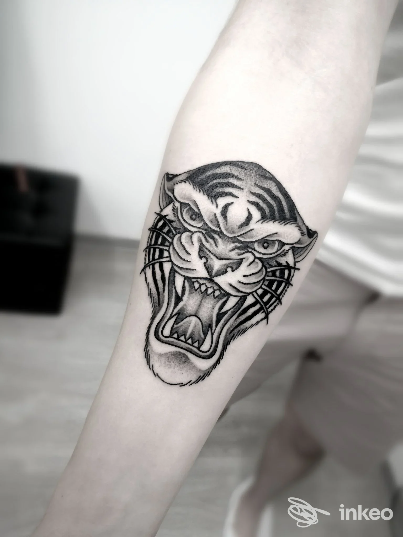 Tatuaggio testa di tigre in bianco e nero sull'avambraccio interno, realizzato da Skulltattoo a Ficarazzi.