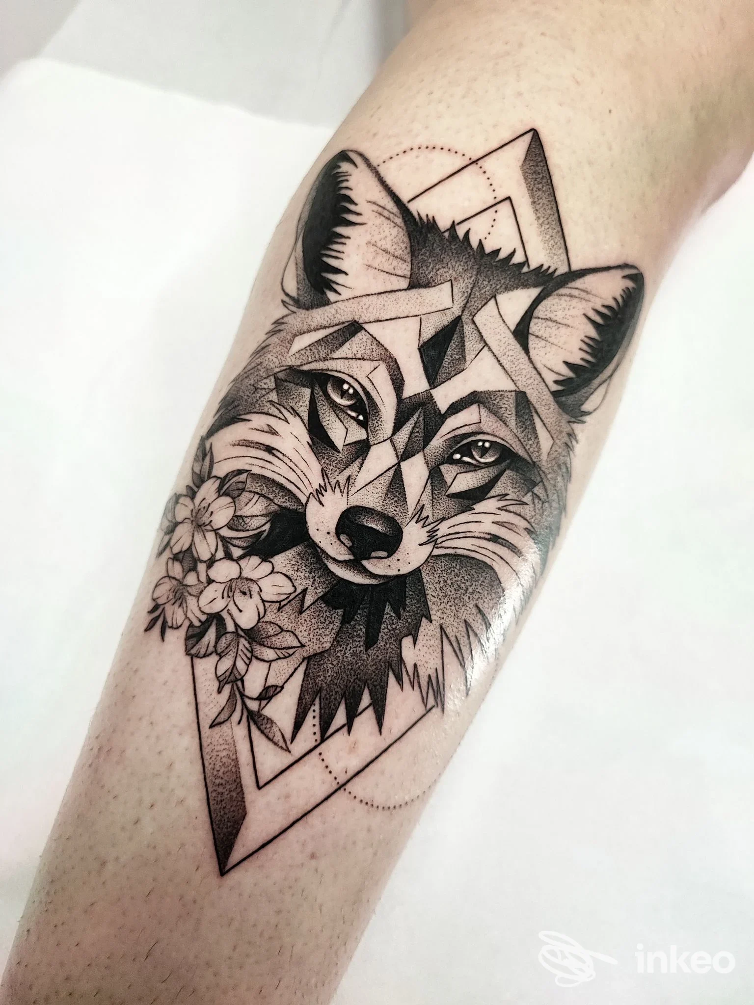 Tatuaggio volpe geometrica e dotwork sull'avambraccio, fotografato da Skulltattoo a Ficarazzi.